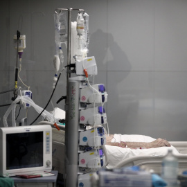 Mano de un enfermo con vía subcutánea en una cama de la UCI del Hospital de Emergencias Isabel Zendal, Madrid (España), a 20 de enero de 2021.