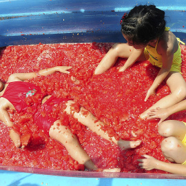 Unos niños juegan en una piscina llena de sandía para refrescarse en un parque de atracciones en Hangzhou, provincia de Zhejiang, China, 22 de julio de 2015. REUTERS / Stringer,