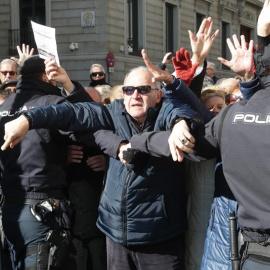 Miles de jubilados, que secundan una concentración en defensa del sistema público de pensiones, han cortado hoy la Carrera de San Jerónimo en Madrid cerrando así el acceso al Congreso de los Diputados desde la Plaza de Neptuno hasta la call