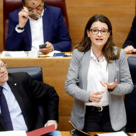 La vicepresidenta del Consell, Mónica Oltra, junto al president de la Generalitat, Ximo Puig, durante la sesión de control en el pleno de Les Corts. EFE/Kai Försterling