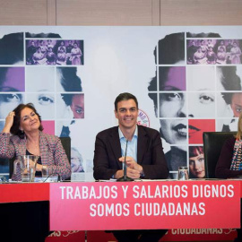 El secretario general, Pedro Sánchez y la secretaria de Igualdad, Carmen Calvo,IZ., durante la reunión del Consejo Asesor para las Políticas de Igualdad del PSOE, celebrado hoy en la sede socialista de Ferraz. | LUCA PIERGIOVANNI (EFE)