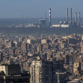 Vista de la central eléctrica de gas natural de El Cairo Oeste en el horizonte de Giza, la ciudad gemela de la capital de Egipto.