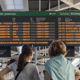 Un panel de viajes cancelados de la estación de ave Joaquín Sorolla, en València, a 13 de octubre de 2023.