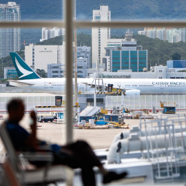 Un avión aterriza en el Aeropuerto Internacional de Hong Kong, China, a 13 de septiembre de 2023.