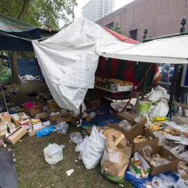 Un solicitante de asilo espera en un campamento improvisado fuera de la oficina extranjera en Bruselas./ REUTERS