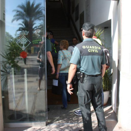 La Guàrdia Civil entrant a l'Ajuntament de Lloret de Mar. / ACN