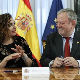 La ministra de Hacienda, María Jesús Montero y el consejero vasco de Economía y Hacienda, Pedro Azpiazu, en la reunión de la comisión mixta del Concierto Económico para aprobar la renovación de la ley quinquenal del Cupo. EFE/ Javier Lizon