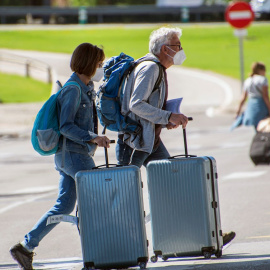 Turistas llegan al aeropuerto de Son San Joan en Palma de Mallorca el pasado lunes 7 de junio de 2021.