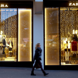 Escaparate de una tienda de Zara, la principal enseña del grupo textil Inditex, en Zurich (Suiza). REUTERS/Arnd Wiegmann