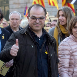 El diputado de JxCat Jordi Turull (c) y la expresidenta del Parlamento de Catalunya Carme Forcadell (d) asisten a una manifestación en Barcelona. EFE/Quique García