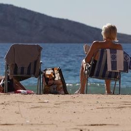 Dos jubilados disfrutan del sol en Benidorm. EFE/Archivo