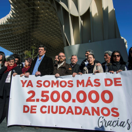 Juan Carlos Quer junto a familiares de asesinados en crímenes de especial crueldad, en su campaña en contra derogación de la prisión permanente revisable. EFE