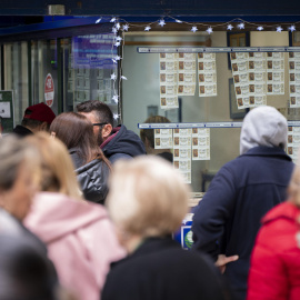 Cola en Castellón para comprar los últimos décimos de lotería.