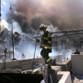 Bomberos trabajando tras el derrumbe de las Torres Gemelas el 11 de septiembre de 2001. / Library of Congress