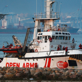 El buque de la ONG Proactiva Open Arms, en el momento de su llegada a la bahía de Algeciras (Cádiz), con más de 300 migrantes a bordo procedentes de 19 países, que fueron rescatados en el Mediterráneo.