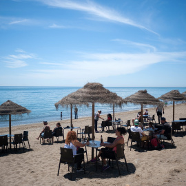 Varias personas en un chiringuito de una playa de Málaga