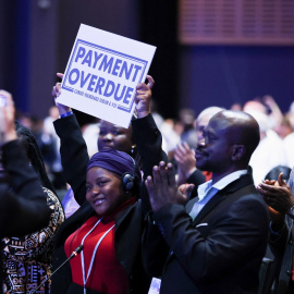 Nakeeyat Dramani Sam, un activista climático, sostiene un cartel con el lema "pago atrasado" en una sesión informativa de la Cumbre del Clima de Sharm el Sheikh, Egipto.