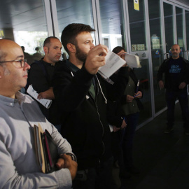 El primer teniente de alcalde de Badalona, Oriol Lladó, y el tercer teniente de alcalde, Josep Téllez, rompen la resolución de un juzgado contra su voluntad de abrir las dependencias municipales en el Día de la Hispanidad. EFE