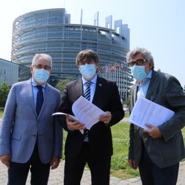 Els advocats Jordi Pina i Francesc Homs, acompanyats de Carles Puigdemont, amb el recurs de Jordi Turull al Tribunal Europeu de Drets Humans per la condemna de l’1-O, davant del Parlament Europeu a Estrasburg.