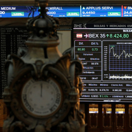 Los paneles informativos en el patio de negociación de la Bolsa de Madrid. EFE/Javier Lizón