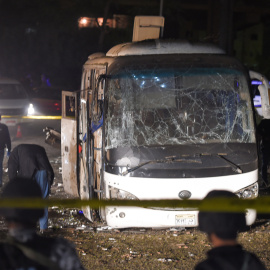 Imagen del autobús de turistas que ha sufrido un supuesto atentado terrorista con un explosivo casero en el que han muerto dos personas.-MOHAMED EL-SHAHED / AFP