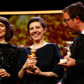 Adina Pintilie (c), con el Oso de Oro. REUTERS/Fabrizio Bensch