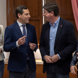 Los equipos negociadores del Partido Popular y Ciudadanos, encabezados por Juanma Moreno y Juan Marín, al comienzo de la reunión que han mantenido este miércoles en Sevilla. - EFE