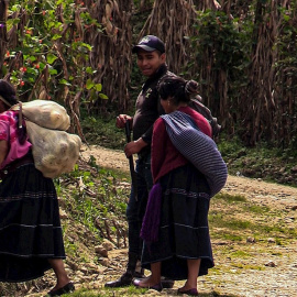 Indígenas tzotziles, abandonan sus casas el 4 de octubre de 2021, en el municipio de Aldama en el estado de Chiapas (México).