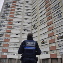 Imagen de archivo de un policía en Meaux, localidad al este de París, a 15 de diciembre de 2021.