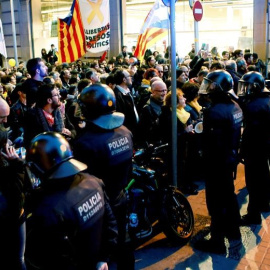 Cordó policial al voltant del Palau de la Música per barrar el pas als manifestants que protesten contra la presència del rei / EFE