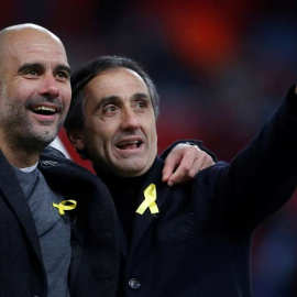 Pep Guardiola, junto a su ayudante Manel Estiarte, celebre la victoria de su equipo en la Copa de la Liga. | REUTERS