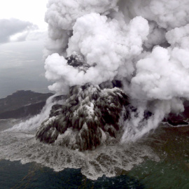 Vista aérea del volcán Anak Krakatau de Indonesia./ EFE