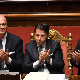 10/09/2019.- El primer ministro italiano Giuseppe Conte aplaude con el ministro de Justicia Alfonso Bonafede y con el ministro del Parlamento Federico D'Inca  en el Senado al final del voto de confianza que marca el inicio de su segundo gob