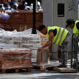 Dos operarios trabajan en una céntrica calle de Barcelona. EFE/Alejandro García