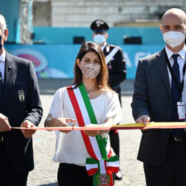 En el centro de la imagen, la alcaldesa de Roma, Virginia Raggi.