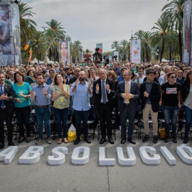 Foto conjunta al finalitzar l'acte d'Òmnium durant la Diada per reclamar l'absolució dels encausats en el judici del Procés. EUROPA PRESS