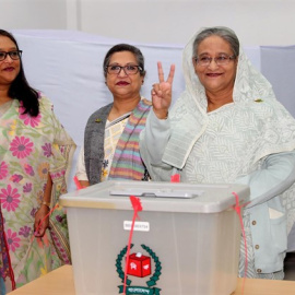 La primera ministra de Bangladesh, Sheij Hasina, introduce su voto en las urnas. REUTERS/HANDOUT