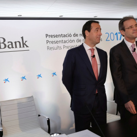 El conseejro delegado de Caixabank, Gonzalo Gortázar, y el presidente no ejecutivo, Jordi Gual, en la presentación de los resultados de la entidad en 2017. REUTERS