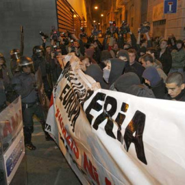 Imagen de archivo de activistas antifascistas bajo el lema "Cerremos la librería Europa"/EFE