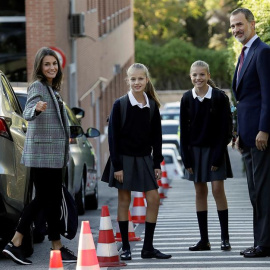 Los reyes han acompañado este miércoles a sus hijas, la princesa Leonor y la infanta Sofía, a su primer día de clase en el colegio privado Santa María de los Rosales de Madrid. /EFE