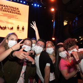 Jóvenes en la Sala Pelícano durante la realización de una prueba piloto de la reapertura del ocio nocturno, a 12 de junio de 2021, en A Coruña, Galicia, (España).