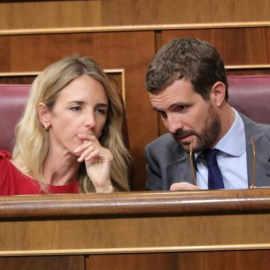 La portavoz del PP en el Congreso, Cayetana Álvarez de Toledo, habla con el presidente del PP Pablo Casado, durante el Pleno extraordinario en el Congreso para tratar la gestión del 'Open Arms'Jesús Hellín - Europa Press