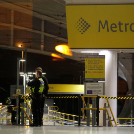 Agentes de la Policía británica vigilan la estación Victoria de Manchester tras el ataque de un hombre a tres personas con un cuchillo. /REUTERS