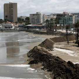 11/09/2019.-Imagen del muro de arena levantado hoy en la playa del Arenal de Jávea.La DANA (depresión aislada en niveles altos) que afecta a la Comunitat ha llevado a decretar la alerta naranja en la Comunitat Valenciana por lluvias de hast