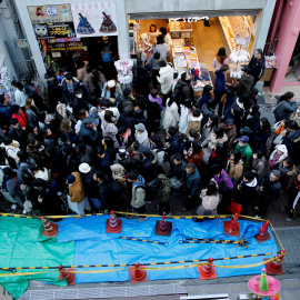 Ciudadanos pasan por el sitio donde un conductor arrolló con su vehículo a la multitud que estaba celebrando el Año Nuevo en Tokio. /REUTERS