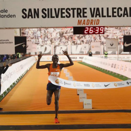 El ugandés Jacob Kiplimo entra vencedor en la San Silvestre Vallecana, la emblemática carrera de 10.000 metros del final de año en Madrid. /EFE