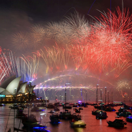 Los fuegos artificiales dando la bienvenida al Año Nuevo en la Bahía de Sidney (Australia). /REUTERS