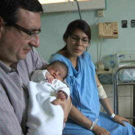 Carolina María Madrona Quispe ha llegado al mundo justo con las campanadas que marcaban el cambio del año, a las 00.00 horas en punto, con lo que esta zaragozana, segunda hija de Jesús y Verónica, se ha convertido en la primera bebé que ha 