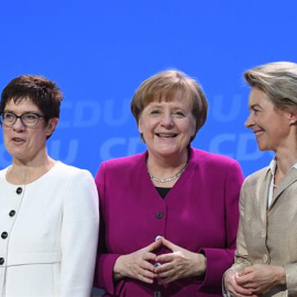 La ministra Monika Gruetters; la secretaria de general de la CDU, Annegret Kramp-Karrenbauer; la canciller, Angela Merkel; y las ministras Ursula von der Leyen y Julia Kloeckner. / EFE