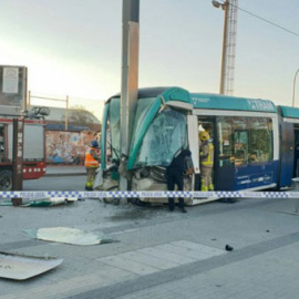 El tranvía chocó contra el tope de la línea T4, en la estación de Sant Adrià. / BOMBERS